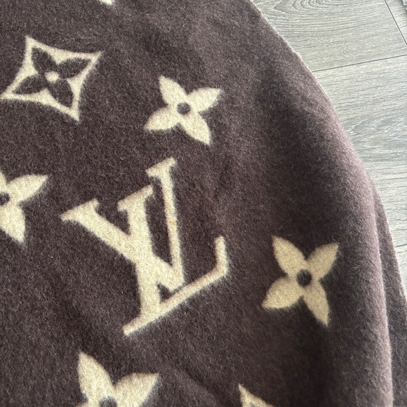 Louis Vuitton Cashmere Monogram Reykjavik Scarf - Picture 7 of 7
